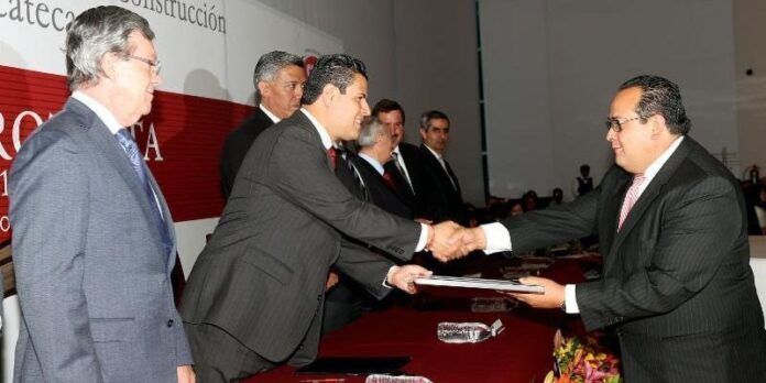 Miguel Alonso entrega nombramientos. Miguel Alonso entrega nombramientos.