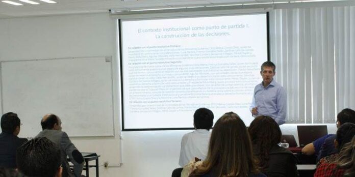 José Antonio Caballero Juárez imparte su clase José Antonio Caballero Juárez imparte su clase