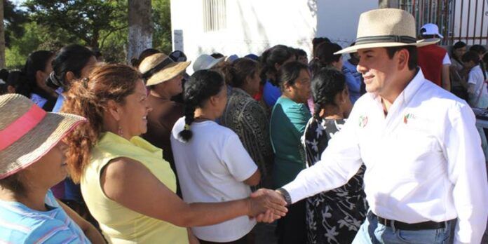 El candidato saluda a habitantes de comunidades El candidato saluda a habitantes de comunidades