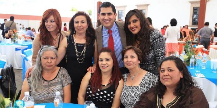 Educadoras con el alcalde Carlos Peña Educadoras con el alcalde Carlos Peña