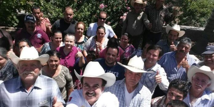 Toño Mejía con habitantes de su región Toño Mejía con habitantes de su región