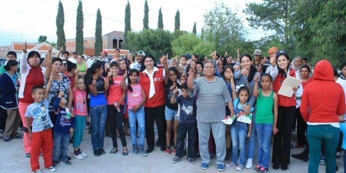 Araceli Guerrero con habitantes de su distrito