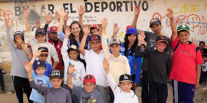 Noemí Luna con deportistas