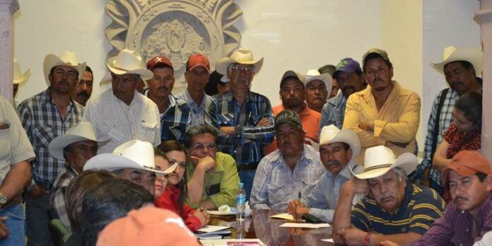 Campesinos se reunieron con autoridades Campesinos se reunieron con autoridades