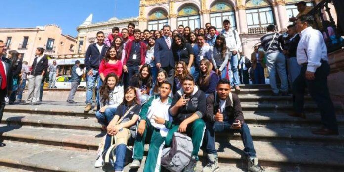 Miguel Alonso y alumnos del Cobaez Miguel Alonso y alumnos del Cobaez