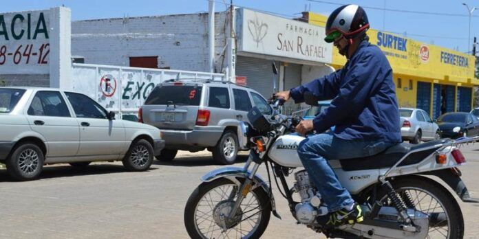 Motociclista con casco Motociclista con casco
