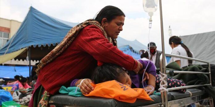 Madre atiende a su hija lesionada Madre atiende a su hija lesionada