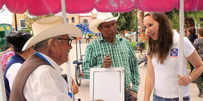 Noemí Luna con habitantes de Juan Aldama Noemí Luna con habitantes de Juan Aldama