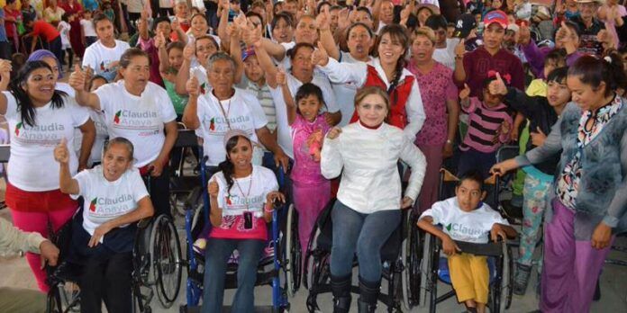 Claudia Anaya con habitantes de Villa de Cos Claudia Anaya con habitantes de Villa de Cos