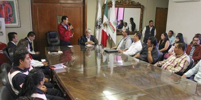 Entregan reconociemientos a instructores. Entregan reconociemientos a instructores.
