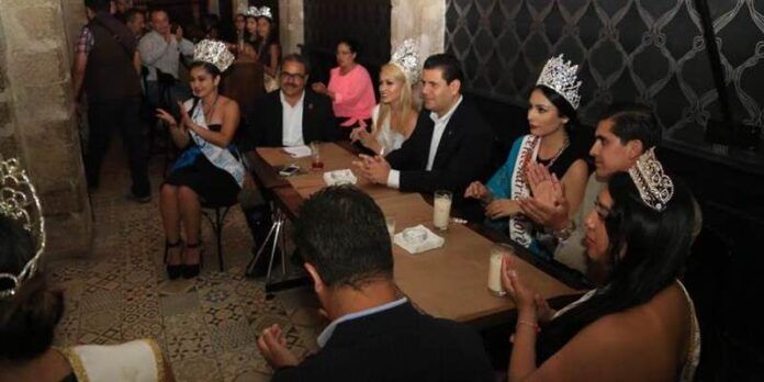 Funcionarios despiden a las jóvenes Funcionarios despiden a las jóvenes