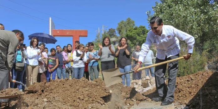 Carlos Peña inicia obra Carlos Peña inicia obra