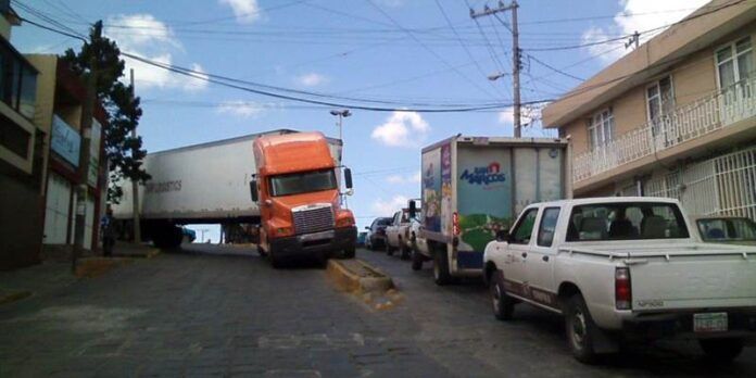El tráiler no pudo maniobrar al doblar la esquina El tráiler no pudo maniobrar al doblar la esquina