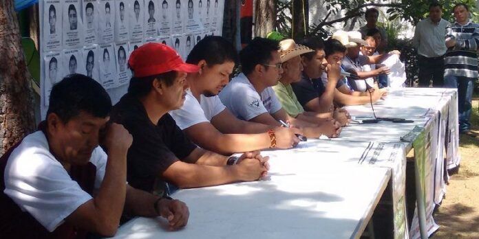 Familiares de normalistas en la Seduzac Familiares de normalistas en la Seduzac