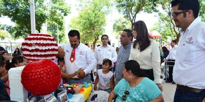 Exponen manualidades realizadas en los cursos