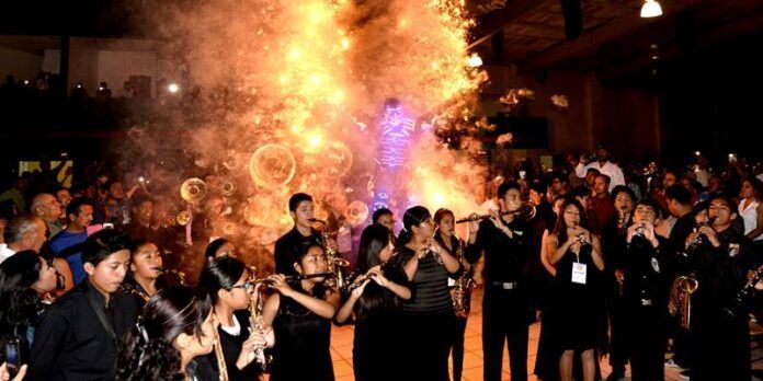 Luces y pirotecnia acompañaron a los músicos.
