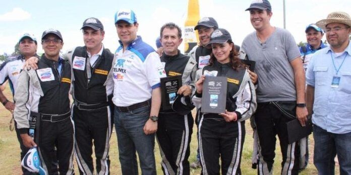 Miguel Alonso Reyes con pilotos