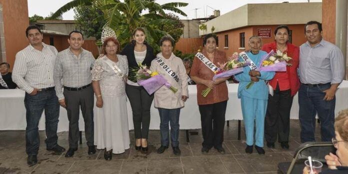 Reina con princesas y autoridades Reina con princesas y autoridades