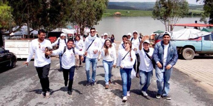 Los jóvenes se divirtieron Los jóvenes se divirtieron