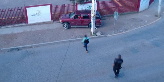 Policías se acercan a camioneta con el cuerpo adentro Policías se acercan a camioneta con el cuerpo adentro
