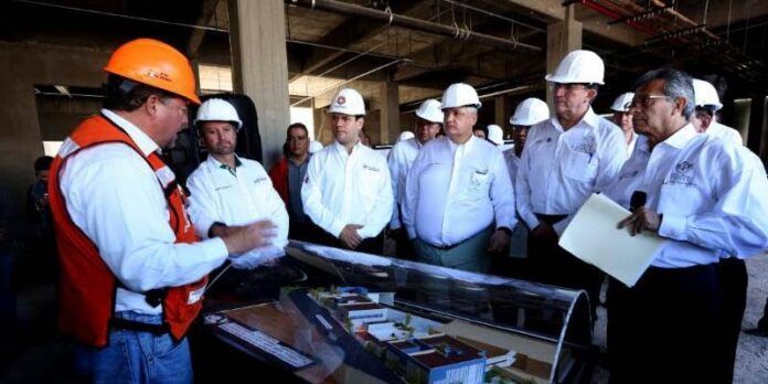 Explican a las autoridades los detalles de la construcción. Explican a las autoridades los detalles de la construcción.
