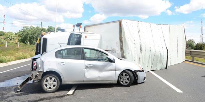 El camión quedó volcado El camión quedó volcado