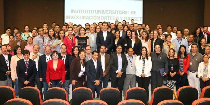 Autoridades y participantes del diplomado Autoridades y participantes del diplomado