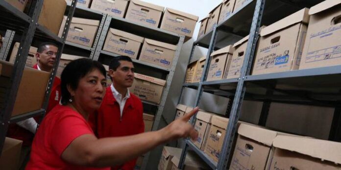 Ordenan documentos en anaqueles Ordenan documentos en anaqueles