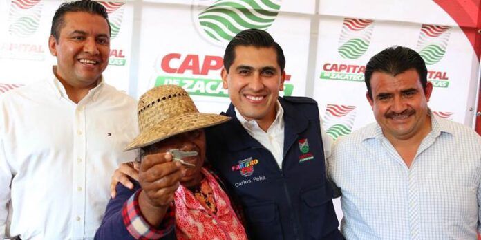 Carlos Peña en entrega de cuartos adicionales