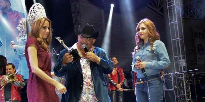Chuy Lizárraga recibe reconocimiento de manos de la reina Andrea I