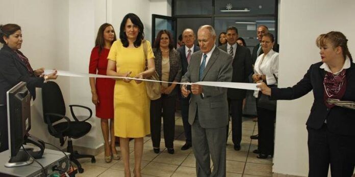 Corte del listón inaugural Corte del listón inaugural