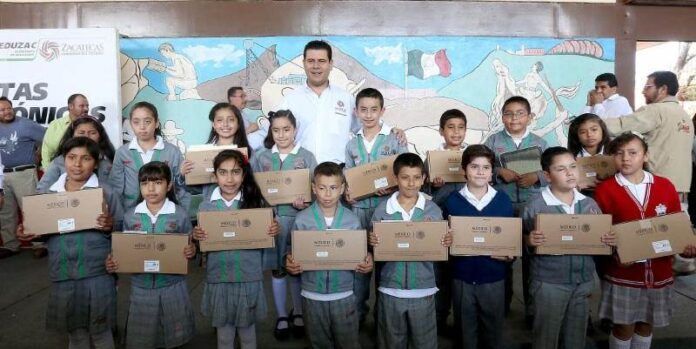 Miguel Alonso con alumnos beneficiados Miguel Alonso con alumnos beneficiados