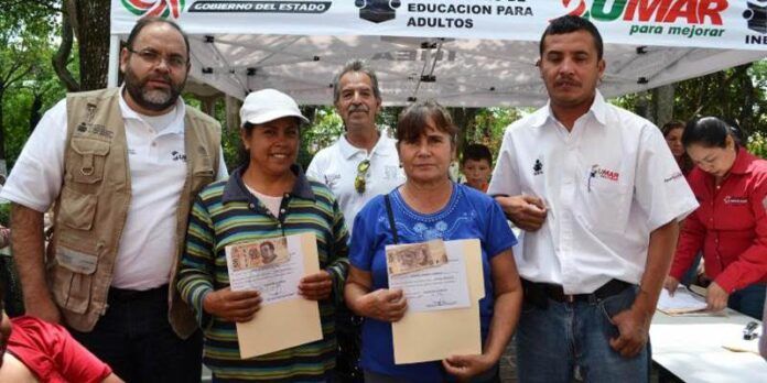 Durante la entrega de constancias