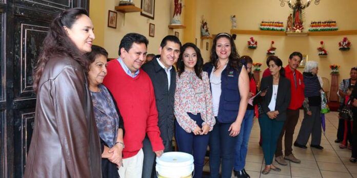 Autoridades y beneficiarios en la capilla Autoridades y beneficiarios en la capilla