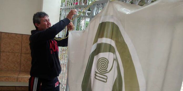 Quitan la bandera colocada en el plantón. Quitan la bandera colocada en el plantón.