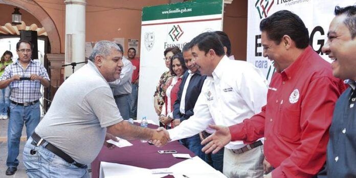 Autoridades municipales y del Sutsemop en la entrega