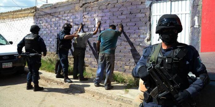 Policías de Guadalupe detienen a sujetos Policías de Guadalupe detienen a sujetos