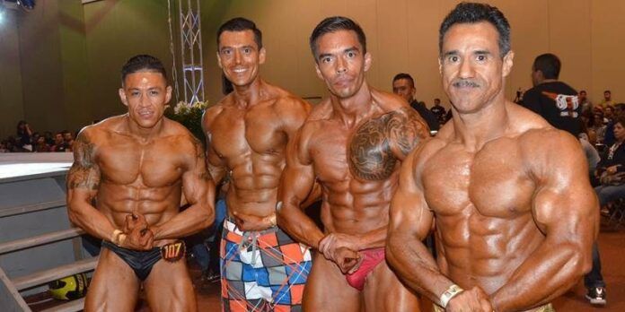 Participantes muestran sus marcados músculos