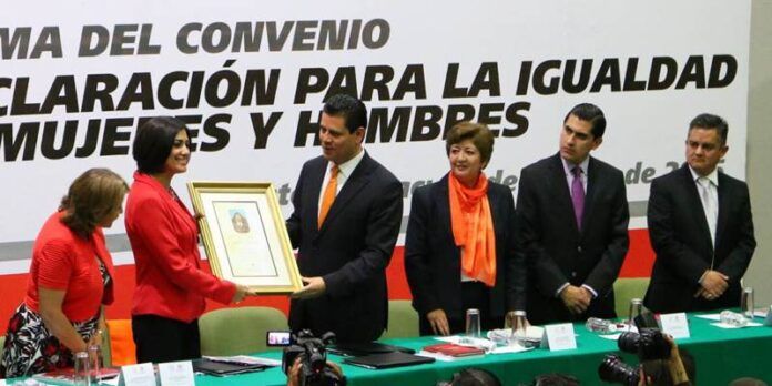 Gobernador y directora de Inmujeres suscriben el convenio Gobernador y directora de Inmujeres suscriben el convenio