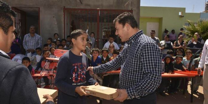 Alcalde entrega material en primaria