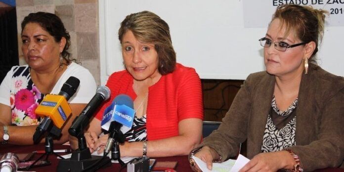 Diputada Eugenia Flores en conferencia de prensa Diputada Eugenia Flores en conferencia de prensa