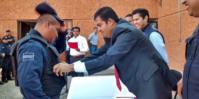 Entrega alcalde uniformes y chalecos antibalas Entrega alcalde uniformes y chalecos antibalas
