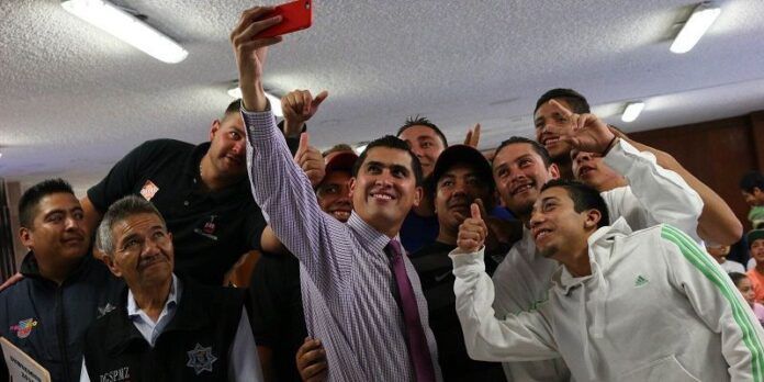 Carlos Peña y los beneficiarios se toman una 'selfie' Carlos Peña y los beneficiarios se toman una 'selfie'