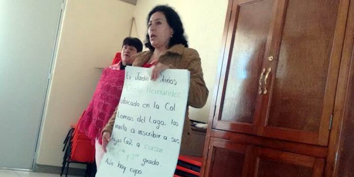 Directora reparte cartulinas para promocionar el kínder Directora reparte cartulinas para promocionar el kínder