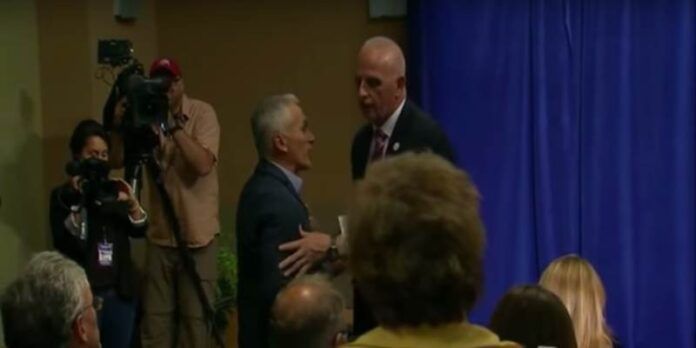 Jorge Ramos es expulsado Jorge Ramos es expulsado