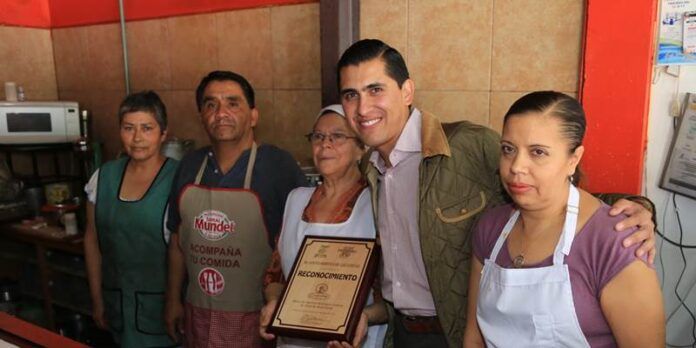 Carmelita con su equipo y el alcalde Carmelita con su equipo y el alcalde