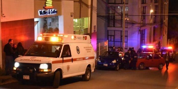 Paramédicos auxiliaron a la mujer Paramédicos auxiliaron a la mujer