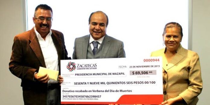 Alcalde y funcionarios con cheque gigante