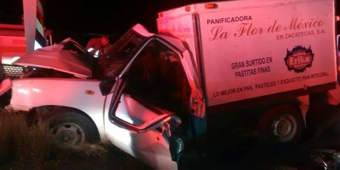 El chofer se impactó contra un señalamiento vial. El chofer se impactó contra un señalamiento vial.