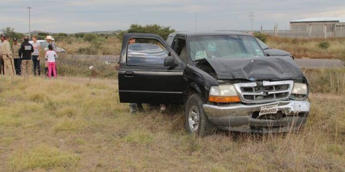La camioneta resultó con severos daños. La camioneta resultó con severos daños.